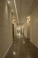 פס תאורה עדין מאוד בתקרה מייצר אלמנט ורטיקאלי כ"מסלול הליכה" לכל אורך המעבר משרדי חברת באייר ישראל, הוד השרון. צלם: ברי אראל תכנון ועיצוב פנים: נעמי שחר 