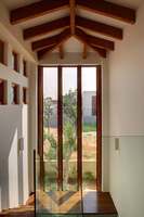 חלונות וקירות מסך מעץ מלא תכנון אדריכלי: אביב אברמוב, צילום: אריה המר, ביצוע: 