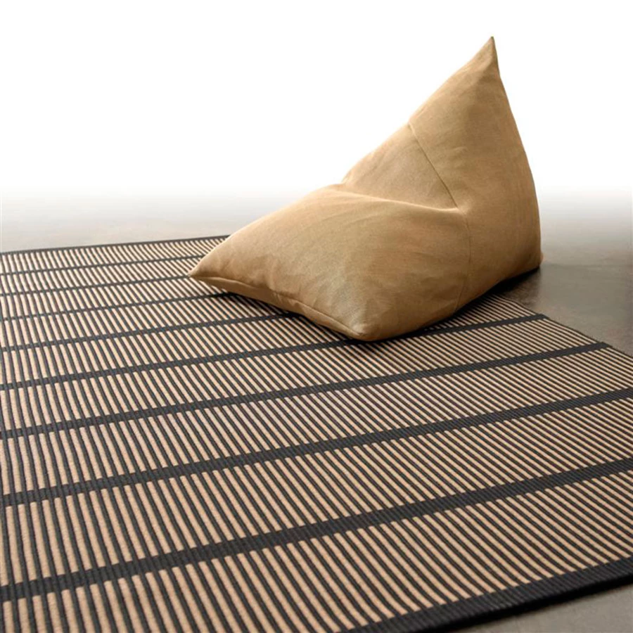 שטיח אקולוגי של חברת 'Woodnotes' מפינלנד, העשוי מחוטי נייר קראפט | 'פיטרו הכט'.