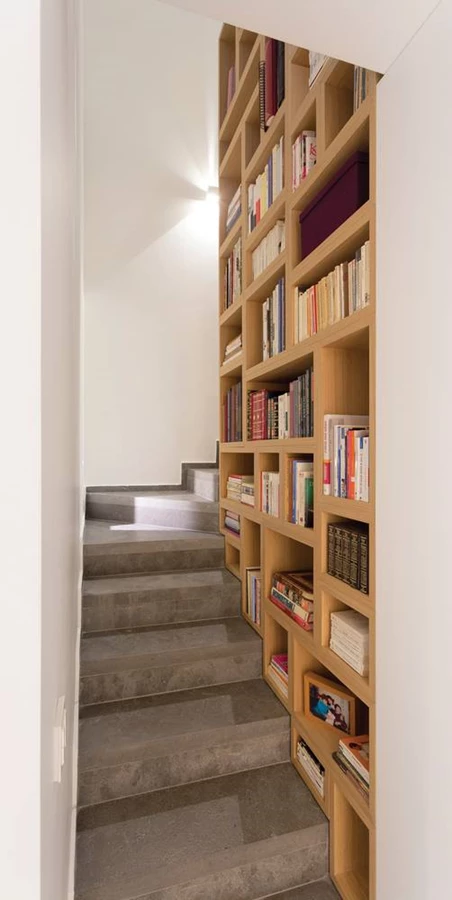 פרקטיקה: החלל הריק שיוצר מבנה גרם המדרגות מנוצל לשמש כספרייה המוסיפה לו גם ערך חזותי מעניין.