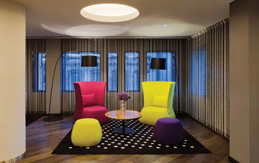 מרהיטים וחיפויי קירות ועד פריטי טקסטיל לשולחן: חללי מלון מעוצבים על טהרת הרוח הצבעוניות של החברה ב- Missoni Hotel, אדינבורו, סקוטלנד.