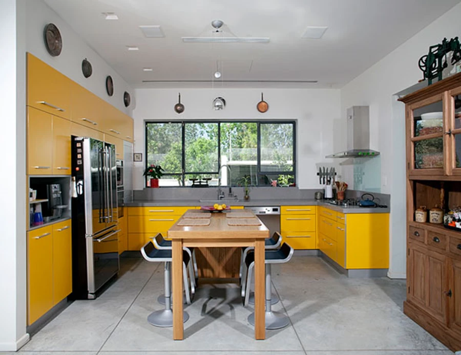 אקלקטיות בעיצוב המטבח - שילוב מטבח מודרני בצהוב בוהק עם קבינט כפרי.צילום:בנימין אדם.'נגריית רותם'