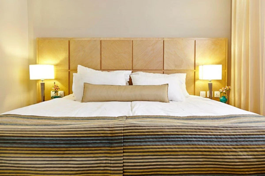 ספא סינרגיה עין גדי- חדרי השינה במלון  משלבים עץ טבעי בגוון המזכיר את היעלים באזור