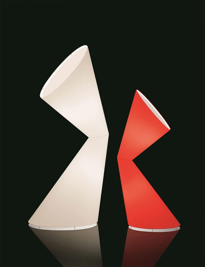 גוף תאורה עומד, מדגם ‘La La Lamp’, עשוי משני חרוטים מצופים בד בצבע אדום או לבן עוצב ע”י Helen Kontouris - גלריית תאורה גלואו.
