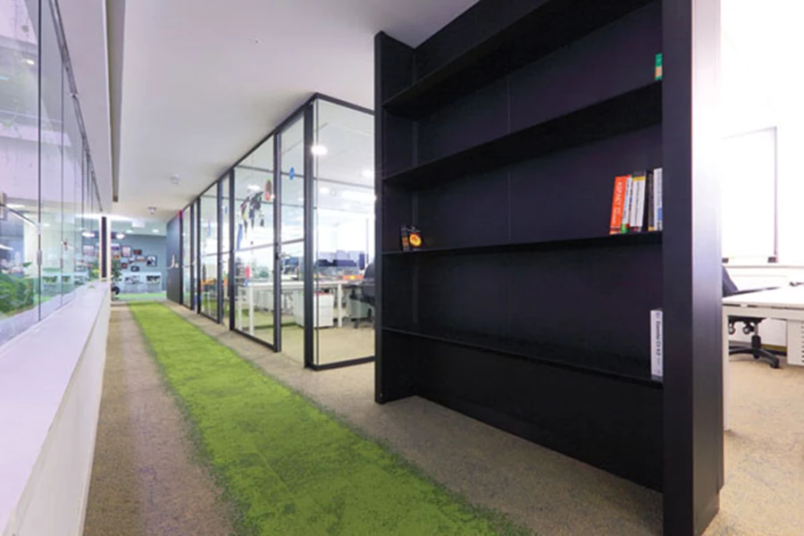 משרדי 5 minutes תכנון: אדר' עמי טאייב: מחיצות רצפה תקרה חברת Maars, שטיח חברת interface בייבוא Innovate. צילום עוזי פורת.