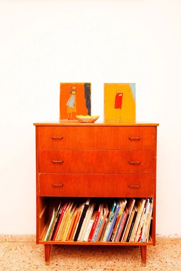 יצירות מיניאטוריות על דיקט ממוחזר, של האמנית דליה סלע,- בהשראת ציורי ילדים - הופכים את הספריה בחדר הילדים מלאת שיק צילום- גלעד וולפין
