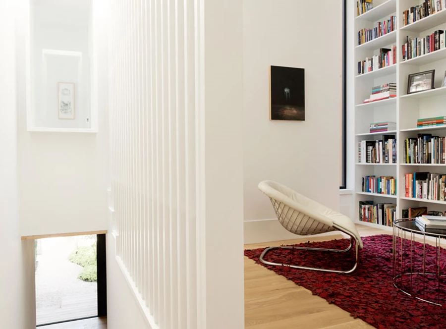 חלל המשפחה/ספרייה בקדמת הקומה העליונה: עיצוב מודרני אנין, ויחידת ספרייה בעבודת נגרות שבתוכה משתלבת מעין גומחת 