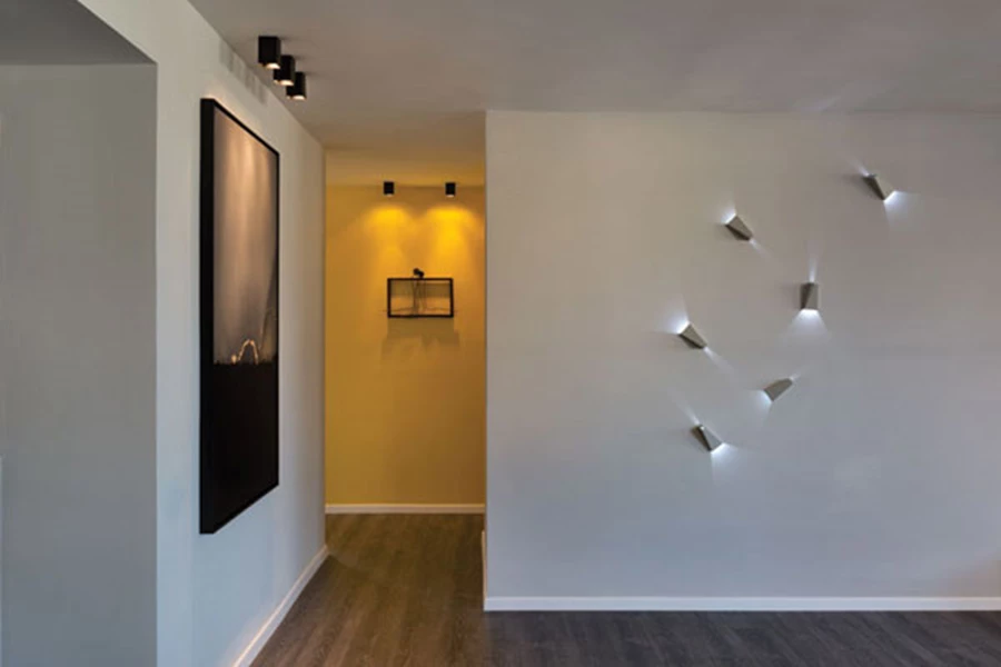 מוקד ויזואלי מעניין: גופי לד שקועים למחצה מותקנים על קיר תוך יצירת תמונת אור המאפשרת 