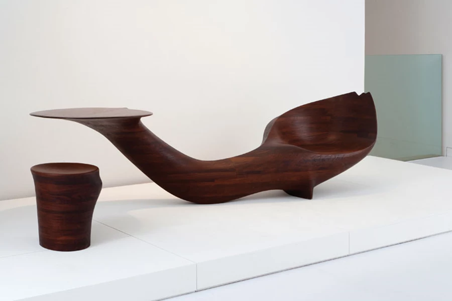שם: Table-Chair-Stool, 1968, עץ אפריקאי, באדיבות: Sherry Griffin/R & Company © Wendell Castle, Inc