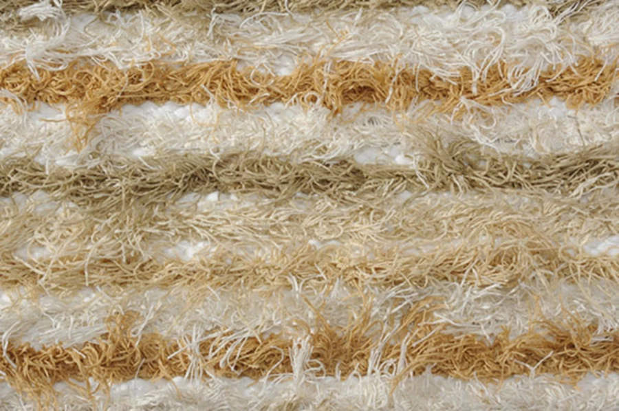 שטיח 'טומה', מסוג 'שאגי', בעל שערות ארוכות במיוחד, העשויות מכותנה. 'איתמר – שטיחים בעיצוב עכשווי'.