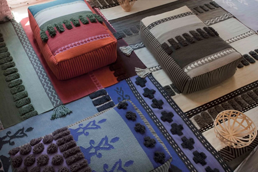 שטיח מקולקציית 'Glaoui', בעיצוב Sandra Figuerola, מיוצר בטכניקת קשירה ואריגה מרוקאית מורכבת הכוללת שימוש בסיבים באורכים ובעוביים משתנים. רשת 'הביטאט'.