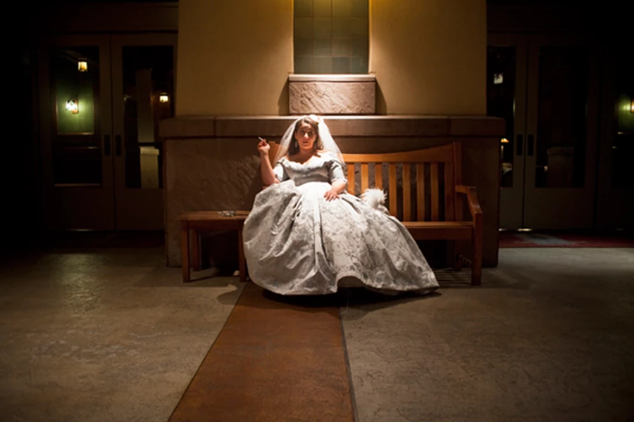 בצילום אחד מופיעה כלה בשמלה לבנה יושבת על ספסל ומעשנת סיגריה. לוקץ' מספר שהוא פגש את הכלה 