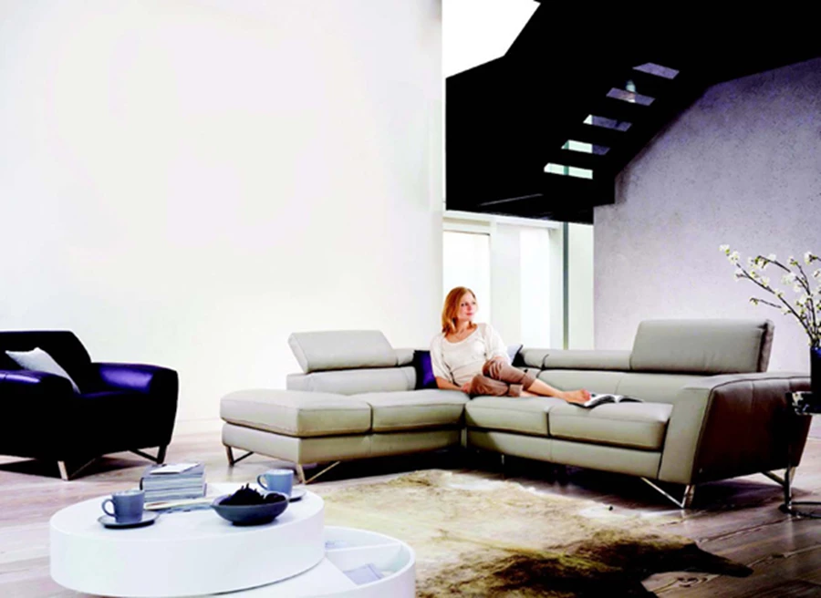 מערכת ישיבה בעלת משענות מתכווננות משולבת בחלל מגורים מודרני. ניקולטי