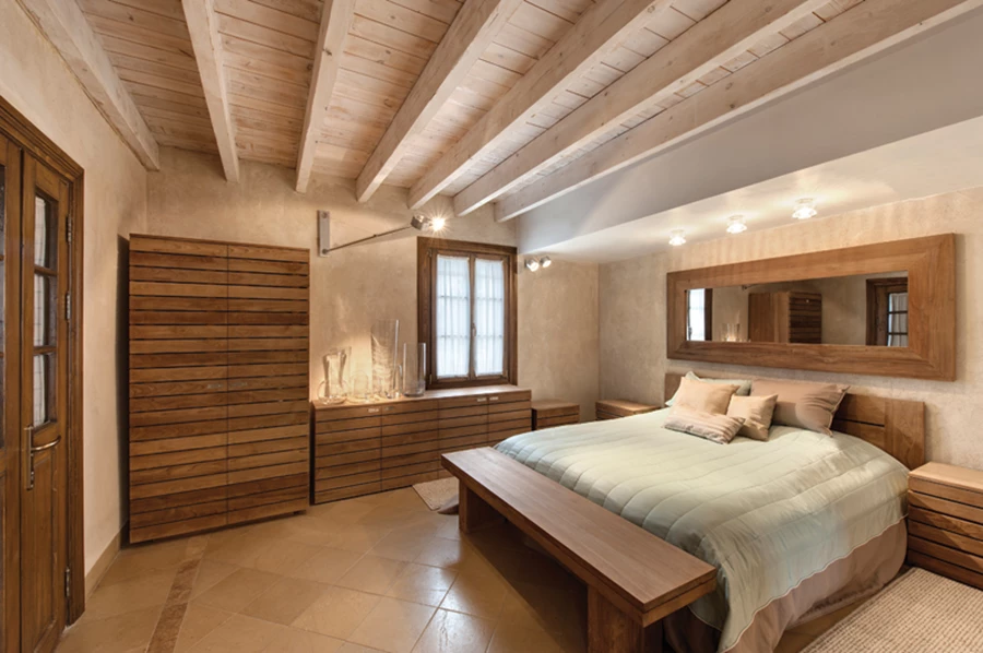 חדר שינה נוסף, המגלם את השימוש בעץ ואת שפת העיצוב המידתית. גופי תאורה: 
