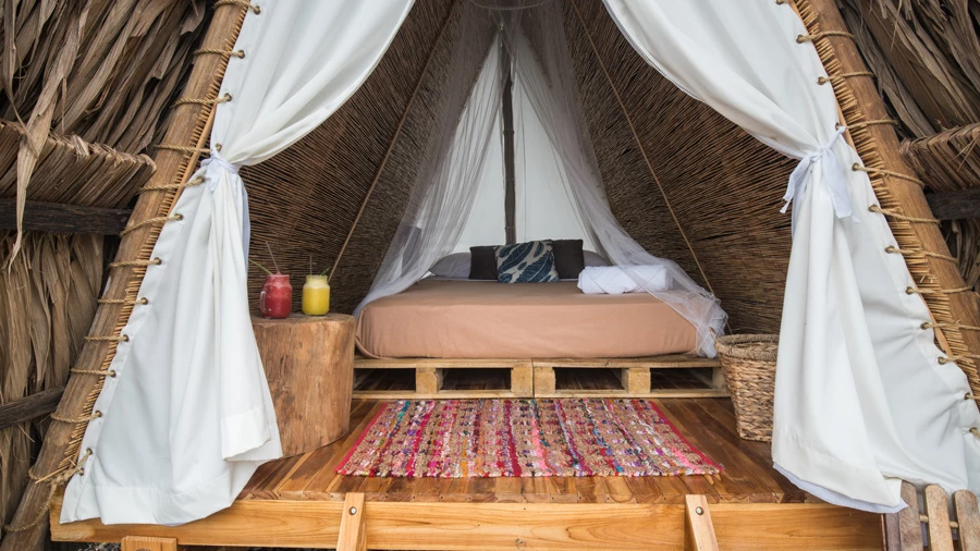 חדר שינה באוהל טיפי אינדיאני. לה פורטונה, קוסטה ריקה.