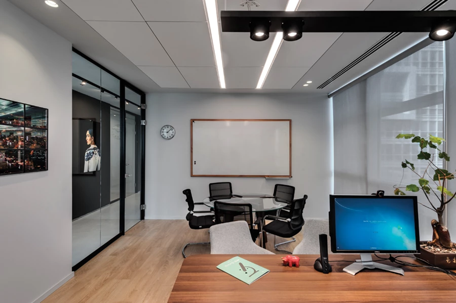 חללי המשרדים צמודים לפתחי המעטפת להחדרת אור טבעי. ריהוט: Innovate.