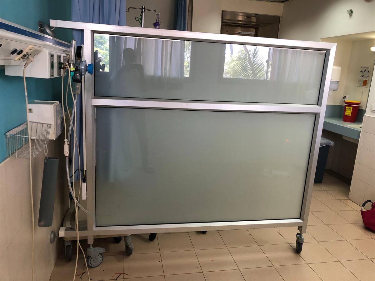 מחיצת בית חולים - זכוכית אטומה