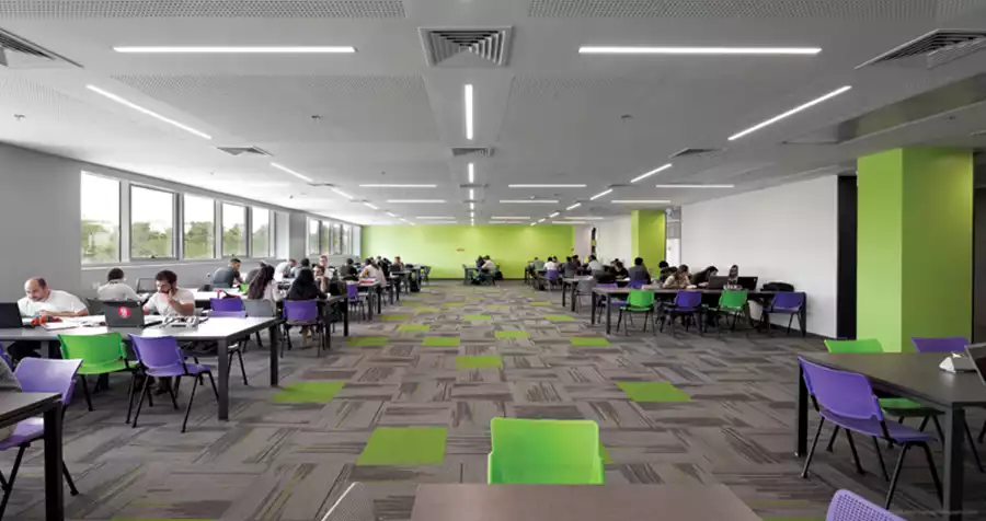 קומת חללי למידה חופשיים כפונקציה המאפשרת אופני מפגש מגוונים בין הסטודנטים. שטיח העוקב אחר סכמת הצבע וקירות בצבעוניות עליזה של כתום וירוק. תקרות אקוסטיות: 