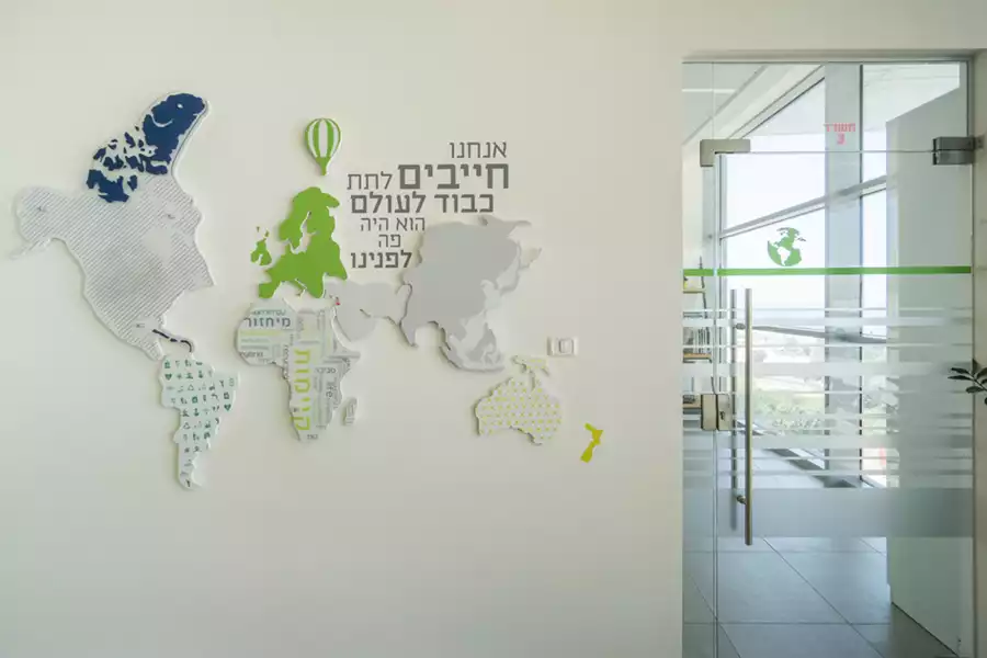 עיצוב גרפי של מפת העולם בקיר הכניסה עם היגד וביטוי גרפי בנושא איכות הסביבה