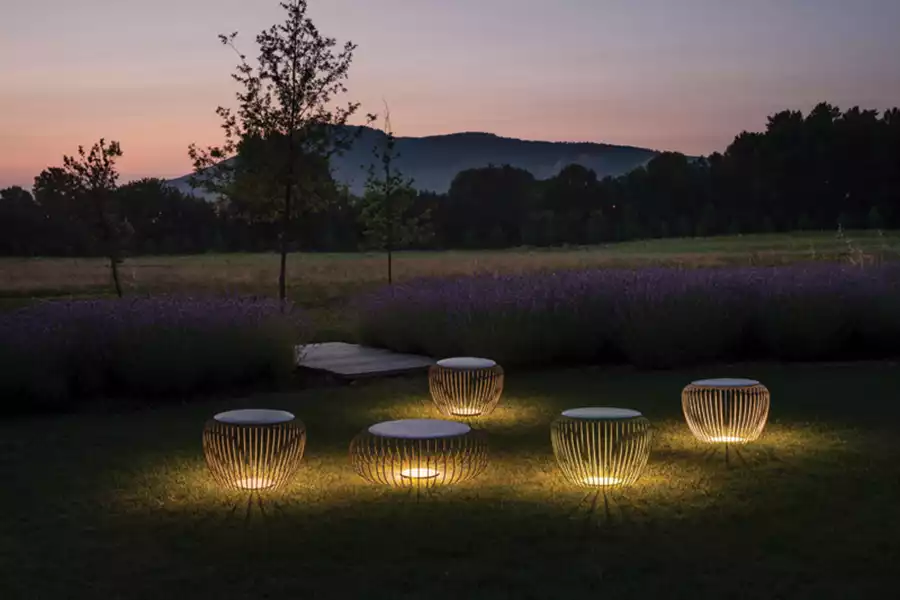 לשילוב תאורה בגן עוצמה רבה. ספסלים מוארים מייצרים פונקציה כפולה | קמחי תאורה.