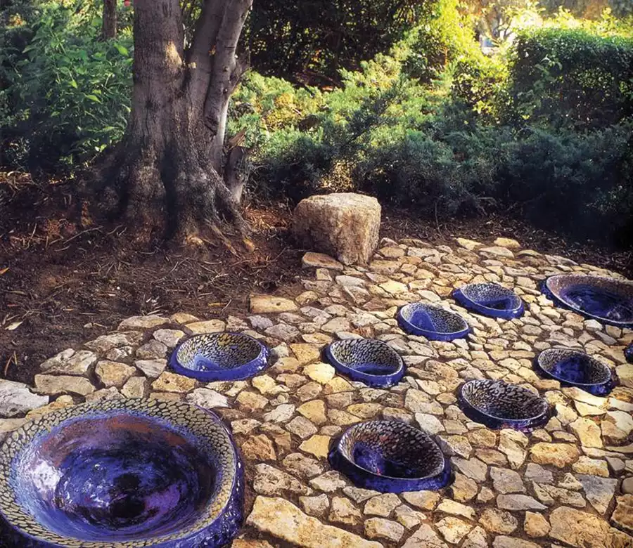 פינות משחק מפתיעות (מנקלה) משולבות בגן מתוך ביאנלה לקרמיקה, מוזיאון ארץ ישראל. אמנים-טניה ושרלי אילוז.