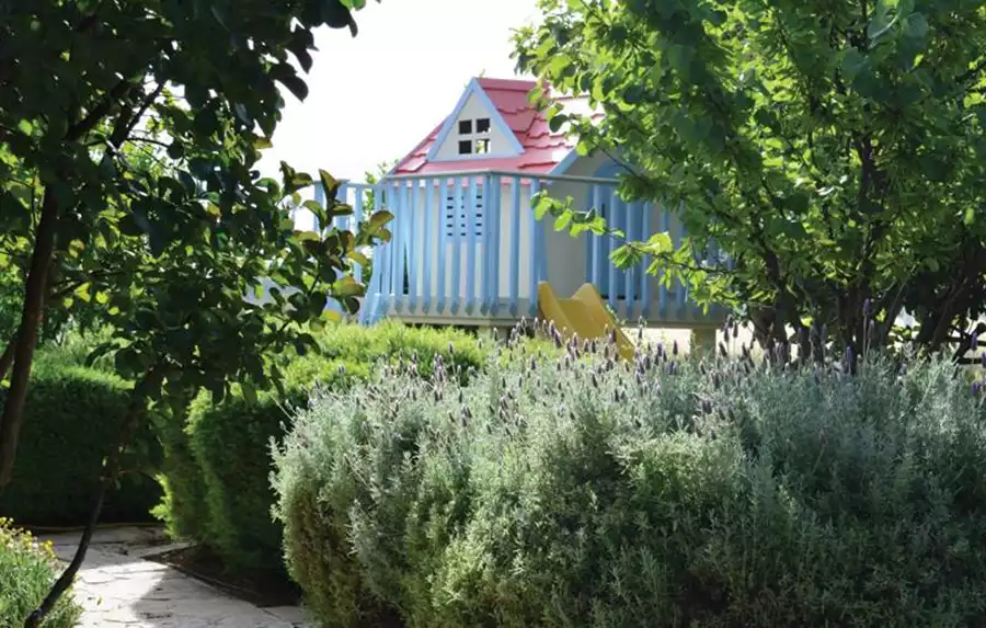 מקום בטוח וטוב עבור הילדים המשתמשים בגן - בית עץ עם מגלשה. (יובל סגל).