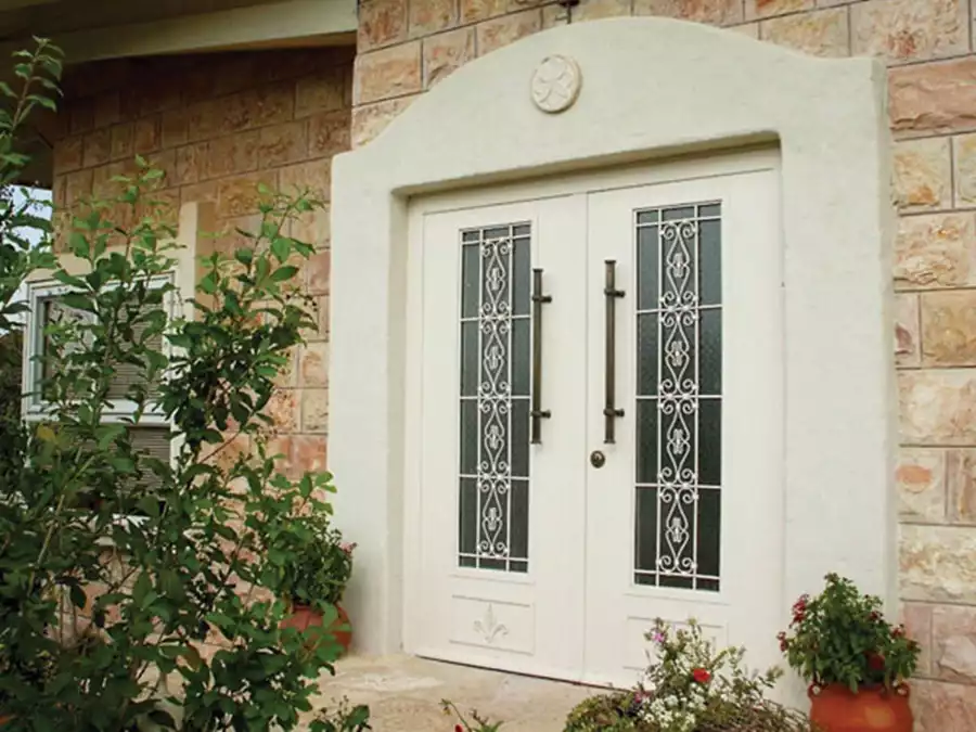 דלת כניסה בבית פרטי בכפר ורדים, דגם AV, שתי כנפיים ושילוב של חלונות זכוכית ופרזול אמנותי. 'דלתות וריאציה'.