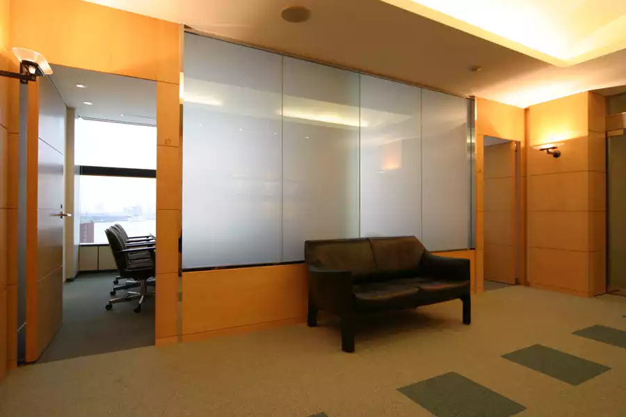 מחיצות משרדים זכוכית אטומה. צילום רונן כרם