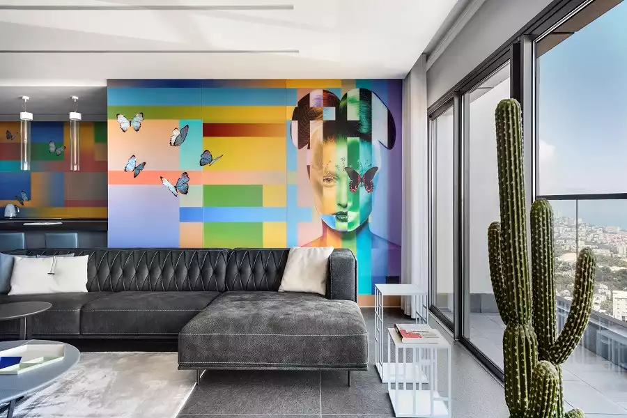 קיר ייחודי וצבעוני בהדפסת זכוכית בדירת יוקרה בצפון. עיצוב פנים- הילית קרש. צילום עודד סמדר