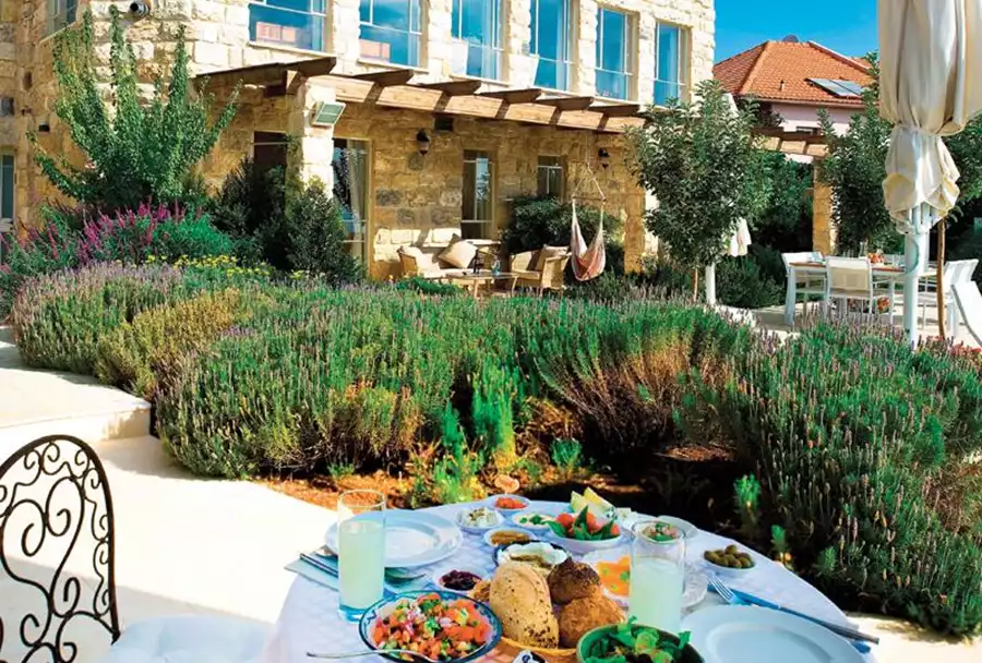 ארוחות מפנקות מוגשות באווירה טובה בגן. אחוזת יסמין. צילום: יניב שוורץ.