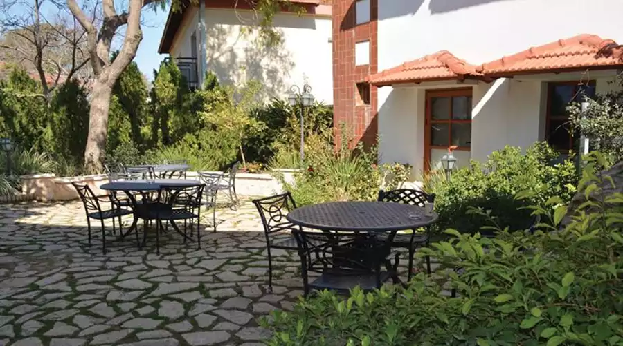 גן קטן עוטף בכניסה ראשת של בית מלון פסטורל- כפר בלום. משמשת את האורחים בזמן המתנה