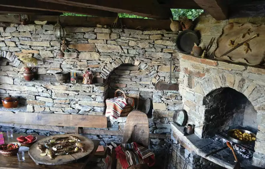 פינת בישול-תנור אבן ושולחן משפחתי- חצר עכשווית בכפר דלצ'בו