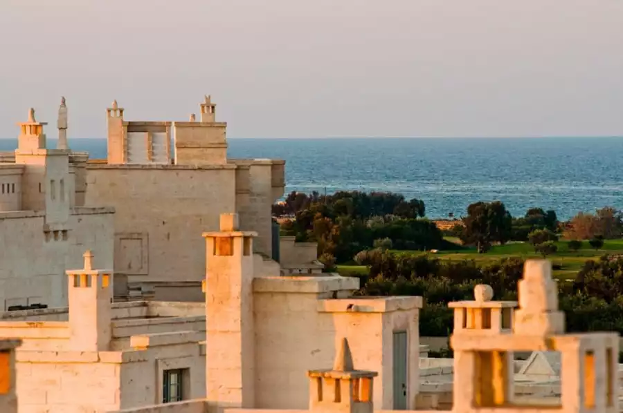 מבט על גגות המבנים עם נוף לים. Credit: Borgo Egnazia