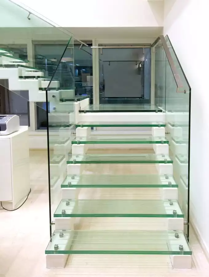 מערכת של מדרגות ומעקה זכוכית תורמים לתחושת הריחוף | א.א מראות.