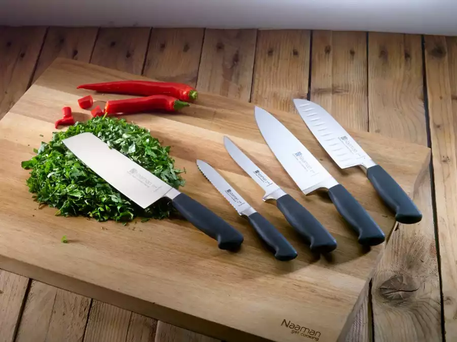מגוון סכינים מקצועיות של נעמן העשויים מפלדה גרמנית, לשימושים רבים, עם יתרונות לחדות לאורך זמן וקלים להשחזה.