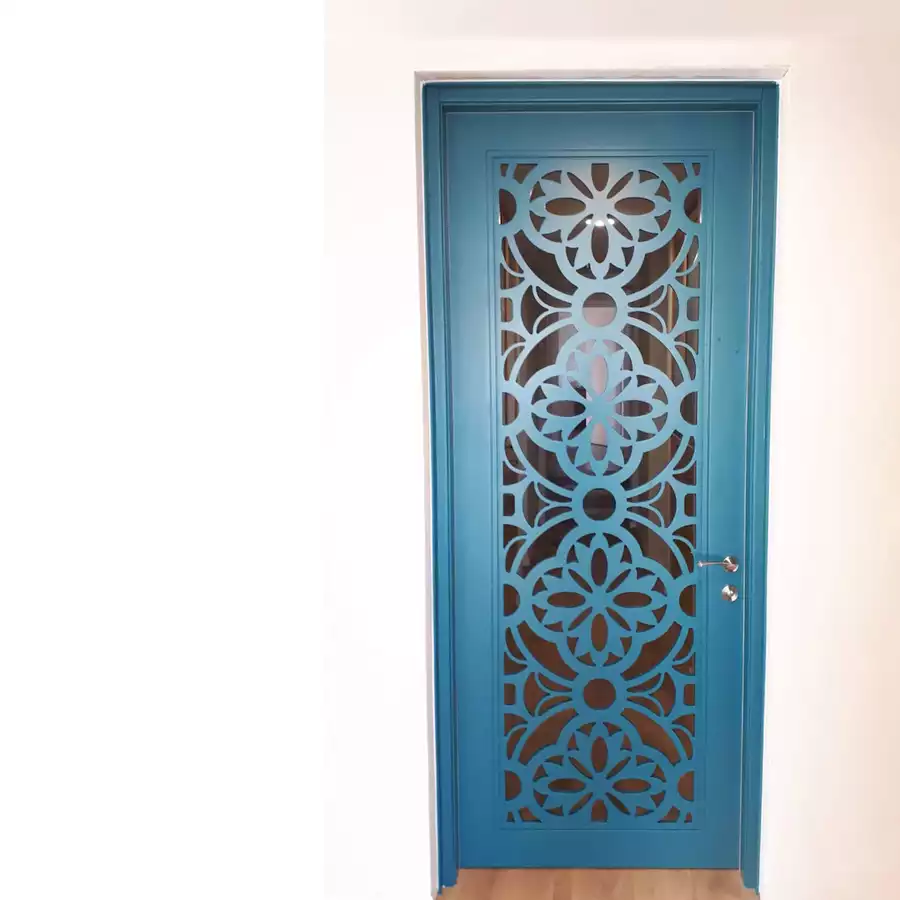 דלת העשויה מעץ ובגוון טורקיז עם משרבייה לאחר עיבוד של CNC . דלתות דרור. צילום- דרור ורסצקי