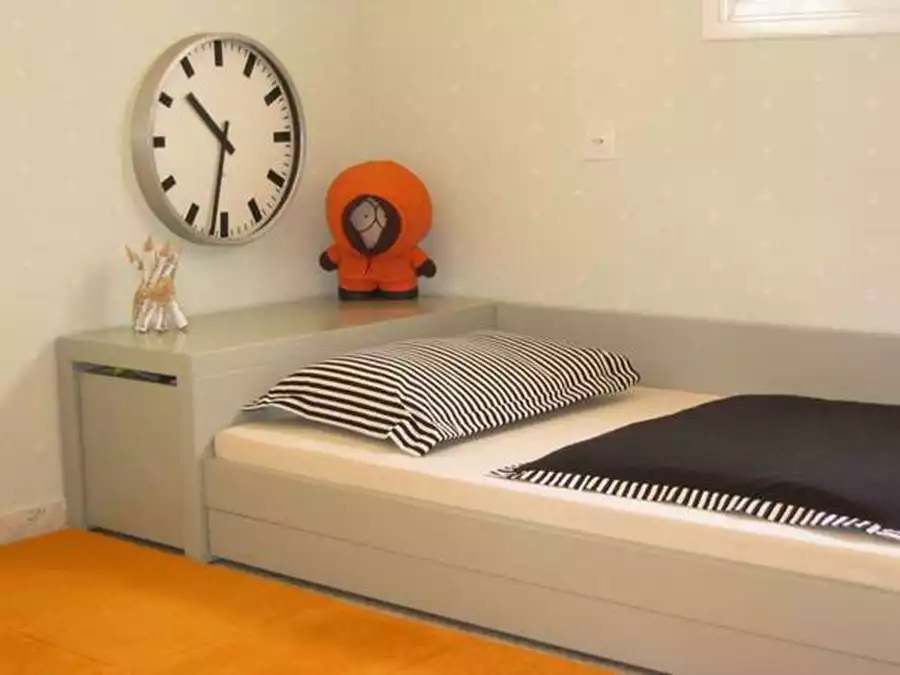 מיטת נוער נמוכה מעוצבת בהשראה יפנית, וכוללת ארגז אחסון ' מדף כראש מיטה. 