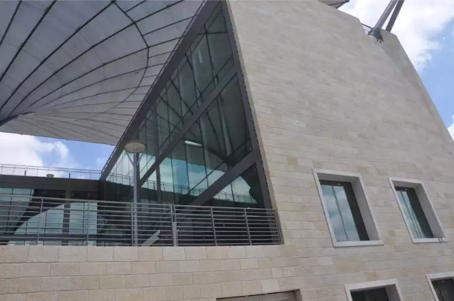 חזיתות בחיפוי אבן ומסגרות בטון אדריכלי לבן טרום לחלונות (צילום: אירית כוכבי אדריכלים בע