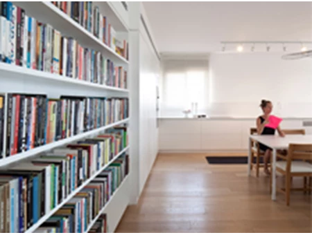 עיצוב דירת גג- לחיות עם ספרים
