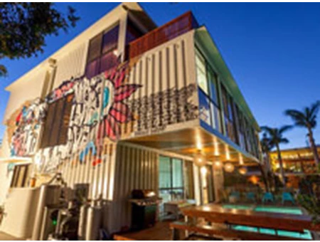בית מגורים מודרני שנבנה מ-31 מכולות מסע באוסטרליה
