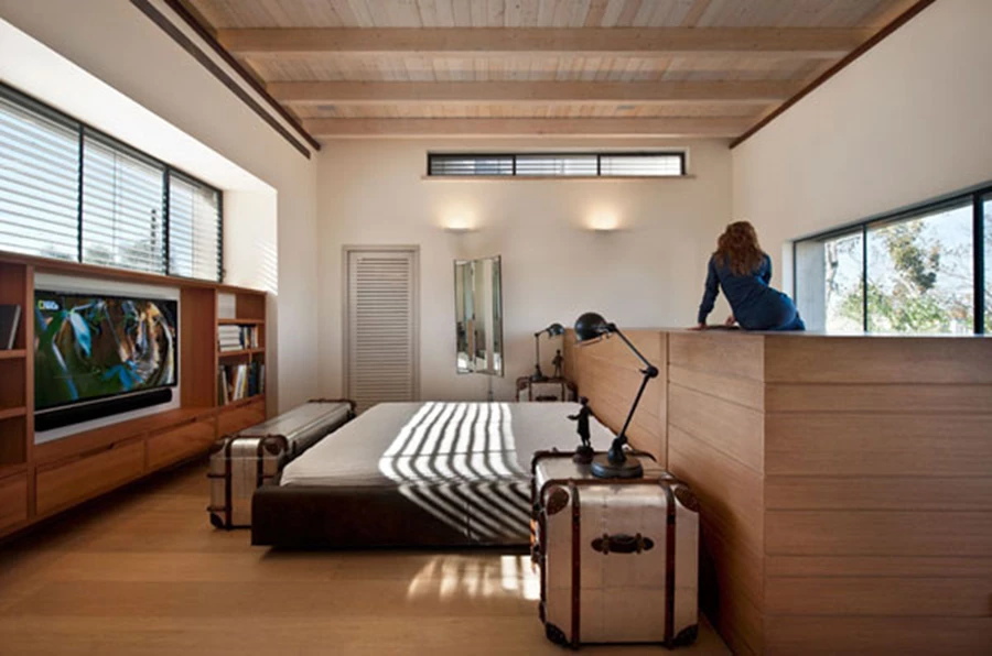 יחידת ההורים: היחידה עוטפת - תוחמת את צדו של מרחב החדר ללא חסימת הוויטרינה והאור החודר דרכה, וכן משמשת כגב המיטה.