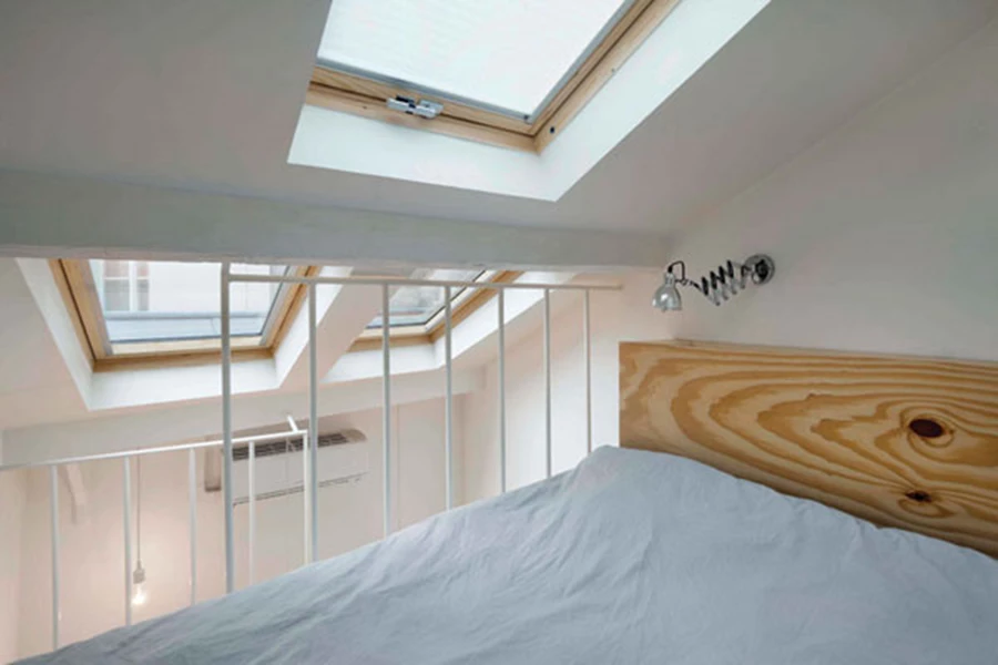 חדר השינה בקומה העליונה. פתח סקיילייט משופע הממוקם מעל המיטה מספק אור לכל חללי הקומות שתחתיו.