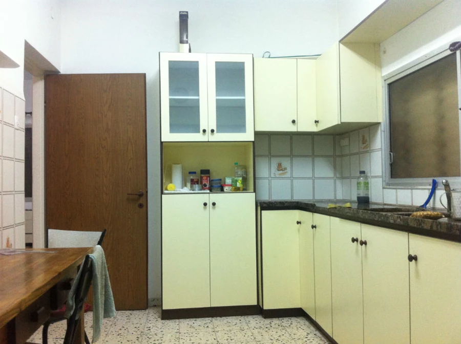 וכך נראה המטבח בתחילה, חדרון צפוף עם דלתות מיושנות