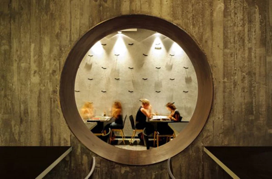 מסעדת ריבר ברעננה- משחקי - תאורה משתנים ניבטים דרך אלמנט אדריכלי היוצר חציצה בין חלקי המסעדה השונים צילום- מושי גיטליס