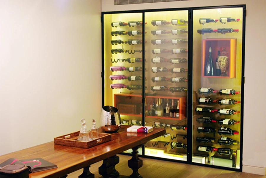 ארון יין מודרני עם בקבוקים אופקיים בשילוב תיבות פנימיות. אדריכלות: איריס עצמון רחמינוב