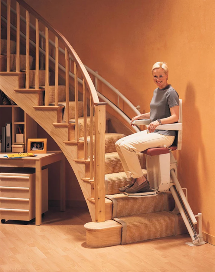 מדרגון ביתי לאורך גרם המדרגות מאפשר גישה קלה ונוחה בין הקומות- תעמל מזרע