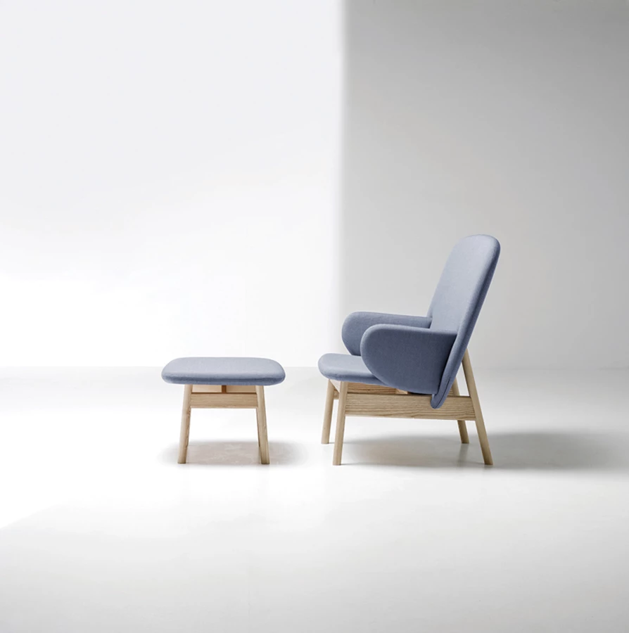 רסה נוספת מתוך קולקציית הכורסאות לחברת LA CIVIDINA, שהוצגה בתערוכת הרהיטים האחרונה במילאנו: עיצוב קליל ועוטף כאחד שנולד בהשראת פרט קטן וטריוויאלי- מתלים המשמשים לתליית צלחות במוזיאונים.  