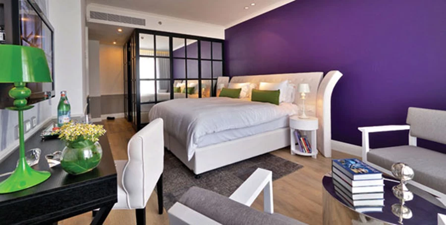 חדר דה לקס: עיצוב חמים ומסוגנן כאחד עם שילוב קריצות צבעוניות.