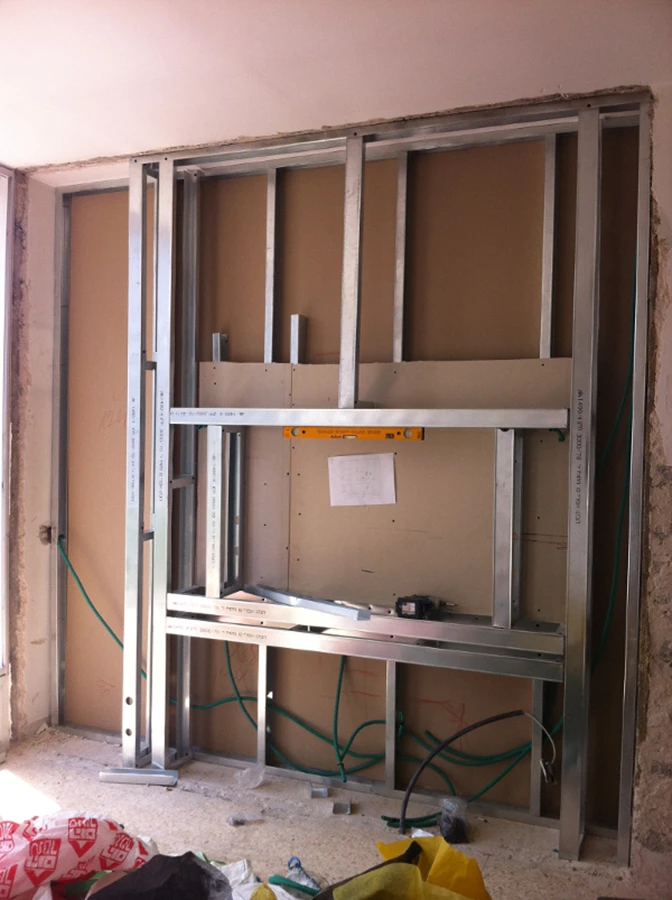 עיצוב-בנית קיר טלויזיה בדירה בתל אביב