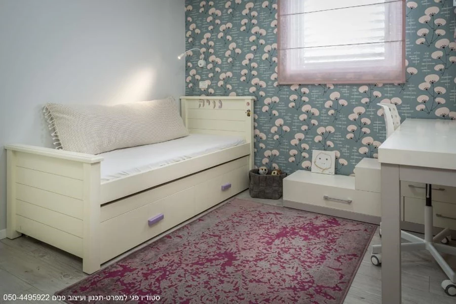 טפט ושטיח נועזים בחדר הילדה מכניסים טוויסט עיצובי מעניין